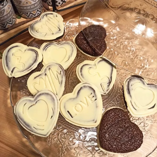 Fondants chocolat noir et leur coque de chocolat blanc