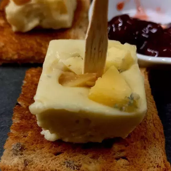 Sauce au fromage cheddar dans une bouteille pratique à presser