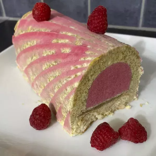 Bûche façon mousse de framboise et de pistache