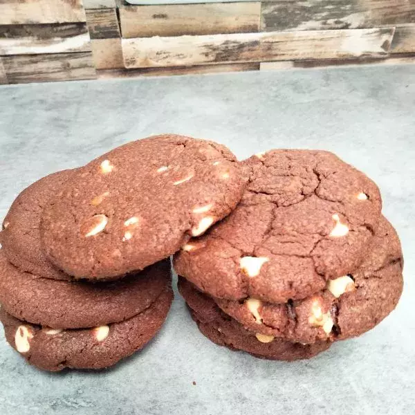 Cookies chocolat et pépites de chocolat blanc