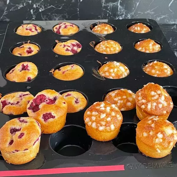 Assortiment de mini-muffins aux framboises et au citron