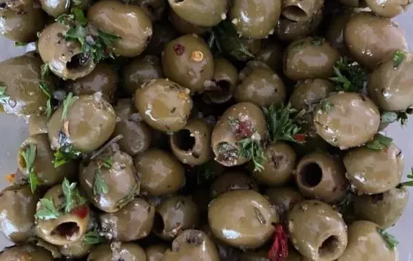 Olives marinées à l'ail et persil