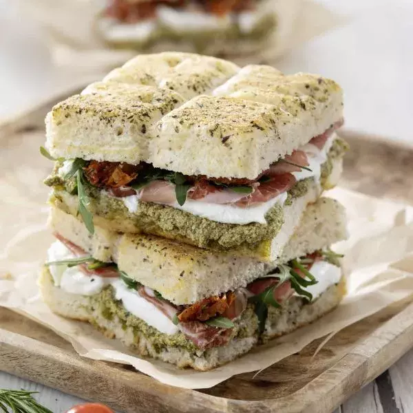 Sandwich focaccia méditerranéen