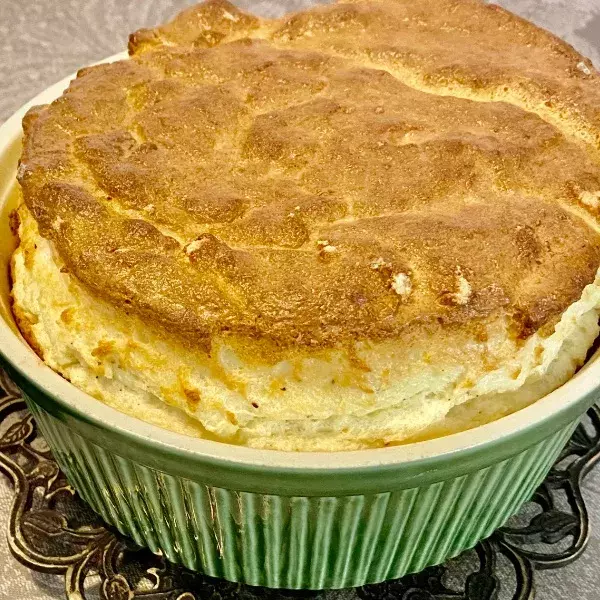 Soufflé au Reblochon et noisettes