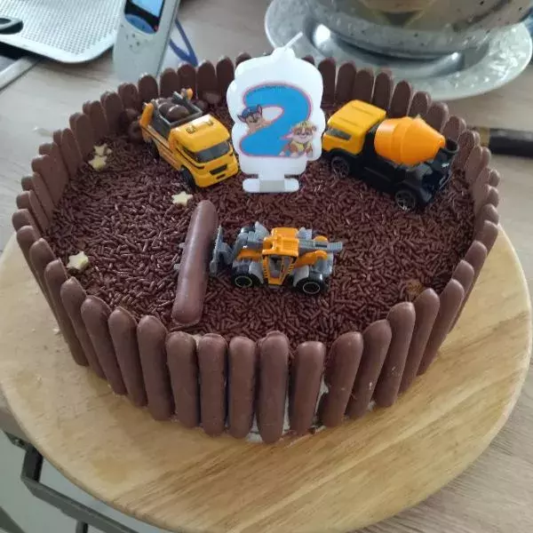 Gâteau d'anniversaire pour fan de véhicules de chantier