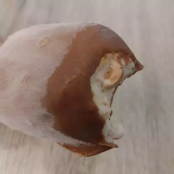 Glace vanille aux noix de macadamia caramélisées