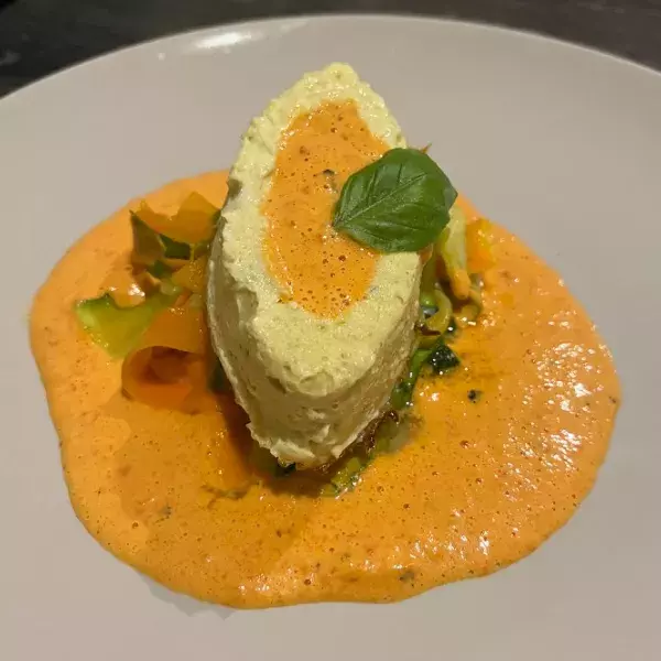 Mousse de poulet, tagliatelles de légumes et sauce poivrons